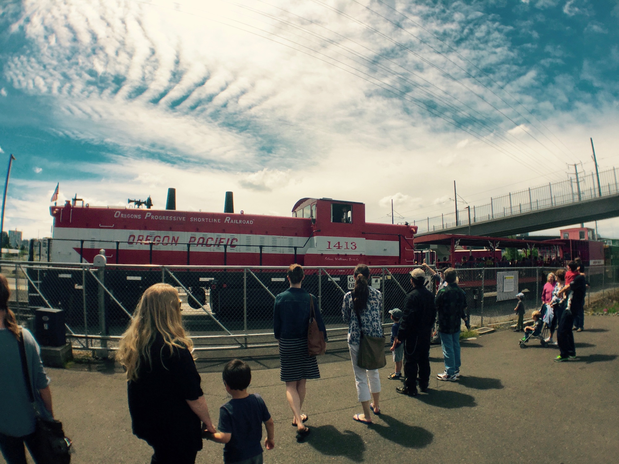 ポートランドにあるオレゴン レイル ヘリテイジ センター(ORHF)で子供と本物のディーゼル機関車に乗る